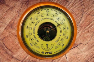 Co to jest ciśnienie atmosferyczne i co jest mierzone?