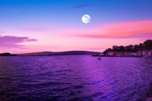 Dlaczego księżyc wpływa na naszą planetę? Dlaczego księżyc wpływa na naszą planetę?