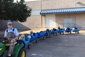 Texan zbudował pociąg dla bezdomnych psów Texan zbudował pociąg dla bezdomnych psów