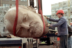 W niemczech jaszczurki strzeżali głowę lenina 25 lat W niemczech jaszczurki strzeżali głowę lenina 25 lat